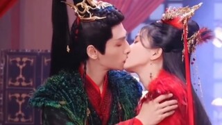 Lulu: I'll give you all my lipstick. How come Mr. Luo is reluctant to separate after kissing me! [Ch