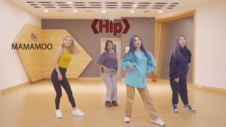  Empat wanita menari "Hip" sambil menyanyikan lagunya di studio tari