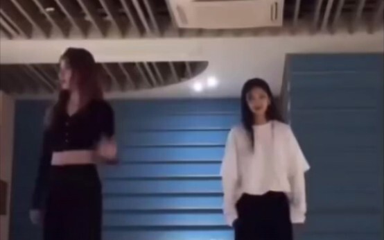 Cai Ling teaches Lizhi to dance cry for me