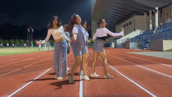 Tentang kompatibilitas Hype Boy dan taman bermain! Mahasiswa sangat senang menari bebas [Jeans Baru]