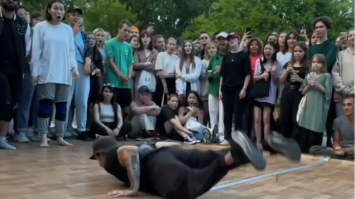King-level street dance. Although this guy has a disability, his super dancing skills shocked the wh