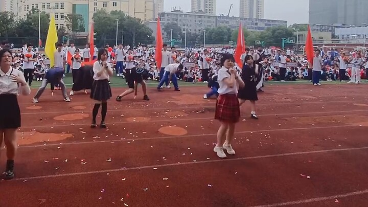 At the opening ceremony of the sports meet, the boys in the back row performed Wota art and ignited 