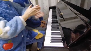 I can't play the piano, but I can't talk, let my sister put a flower for "Jingle Bells"