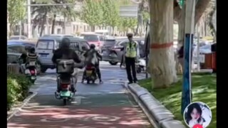 Foreigners see what happens when you meet a traffic policeman at an intersection without a helmet (c