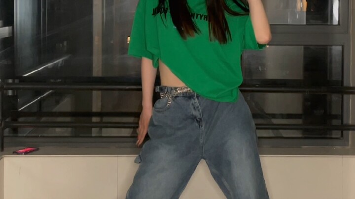 Today I danced to ITZY's new song Voltage [blush] I really like this green T-shirt, it makes me look