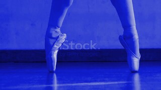 Close up of a ballet dancer's feet as she practices point exercises.II.Bilibili.tv.Mp4