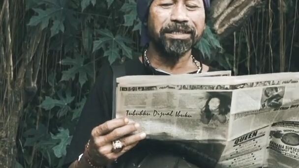 orang papua bernyanyi