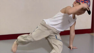 The four-year-old street dance prodigy has superb dancing skills and is so cool. He is the future da