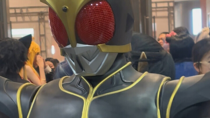 Is there really someone who asked Kamen Rider to go to the comic convention?