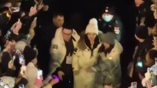 Is my Zibao being carried? Zi I want to walk by myself. Don't you want to be a little cute, but you