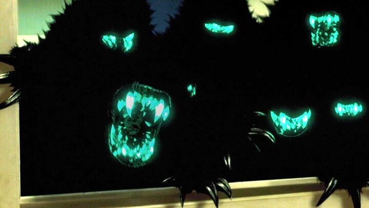 Monster alien itu benar-benar hitam, hanya giginya yang bersinar berpendar, dan ia memburu manusia d
