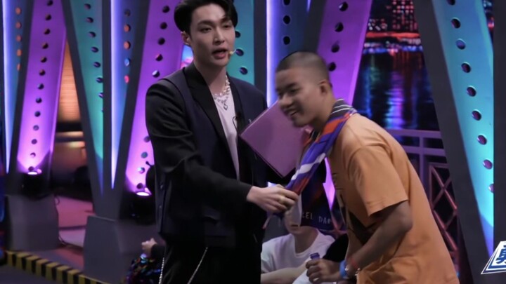 Seorang pemuda dari Guangdong benar-benar menari dengan sandal di depan Zhang Yixing dan mendapat te