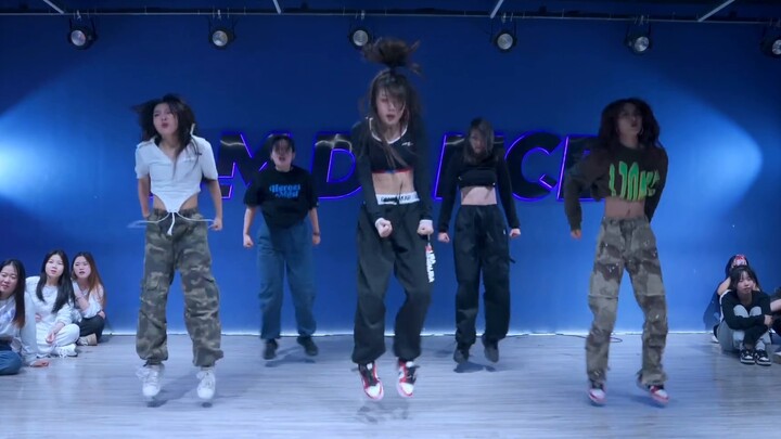 [Orange Choreography] Lalisa｜Shocking! Girls who have their period are still forging iron