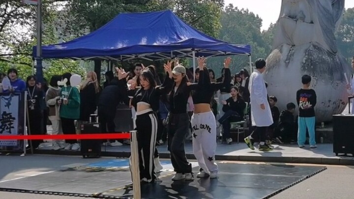 Klub-klub hip-hop universitas semuanya menari mengikuti lagu LOCO ITZY