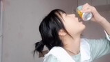 Seorang gadis muda di tahun pertama sekolah menengah meniru gaya minum Jotaro dan dengan paksa menci