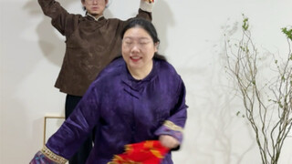今天的唱跳够二人转不，我一个山东人咋还爱跳二人转捏～一接过帕子，自动扭起来了？#跳舞#炸雷#赵四#二人转