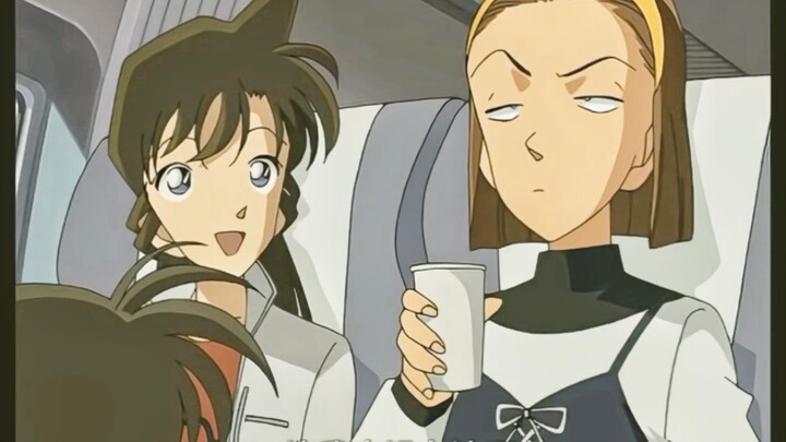 Sonoko: I don't understand why you, little brat, always stick to Xiaolan every time I look for her.
