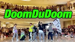 【P1harmony】KangKang melakukan lebih dari sekadar akrobat? Dan bendera besar! Tarian cover roadshow D