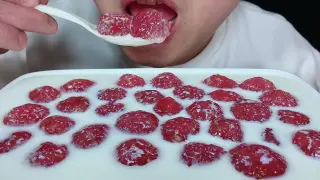 To eat strawberry Bobo ball, listen to different chewing!