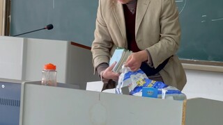 Làm ơn, nếu ai đó không biết tôi là giáo viên tại Đại học Sư phạm Chiết Giang, tôi sẽ khóc đấy.