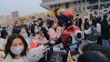 When Kabuto appears on campus, college students harvest kabuto leather bags and go out on the street