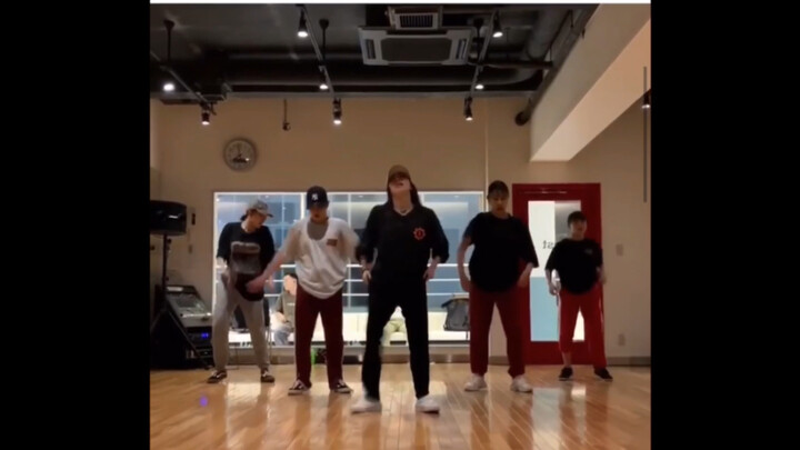 I saw the old town road choreography by a guy on ins, it was so handsome!