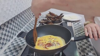 ไข่เจียวเบคอนขั้นเทพ omelet with bacon (ฝีมือลุงฮั้น555)