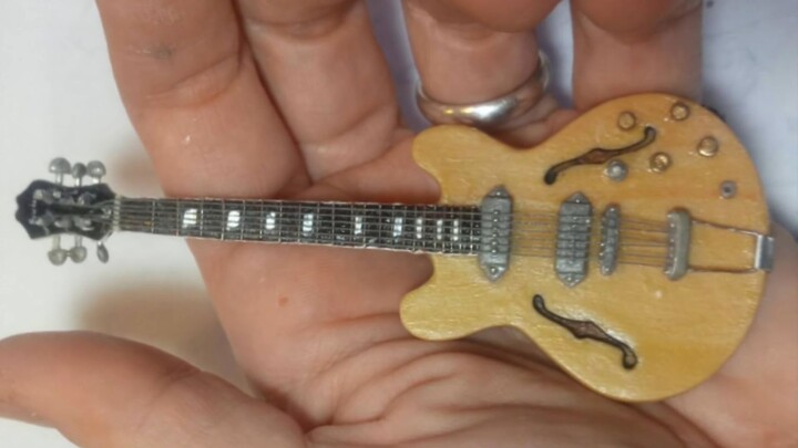 [Proses pembuatan miniatur] Miniatur gitar John Lennon