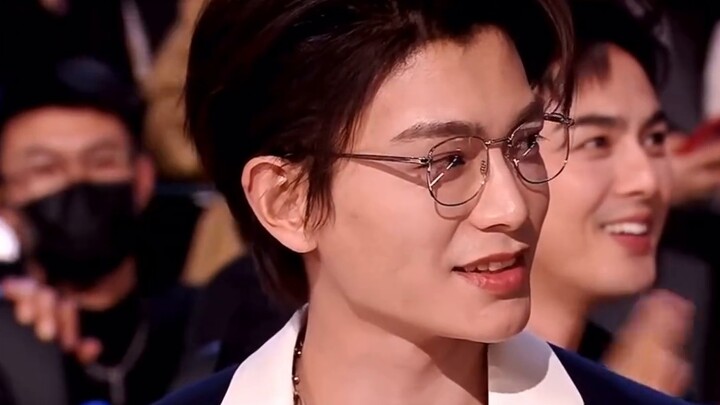 [Yu Shuxin & Ding Yuxi] Tổng hợp phản ứng của mọi người về CP của họ tại Lễ trao giải Starlight... đ