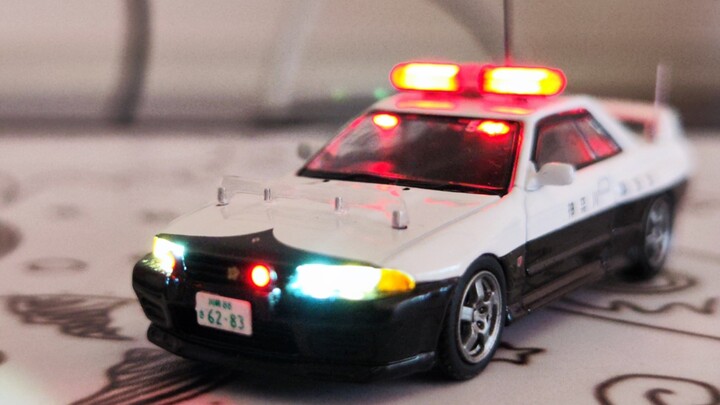 I said this is a small scale police light ceiling, no one will refute me? 1/64GTR-r32 police car wit