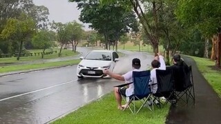被溅一身水也能这么开心，这就是男人的快乐？