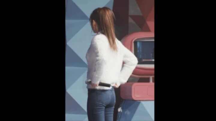 (Nine-head body) Thin waist, good figure, long legs and jeans straight shot