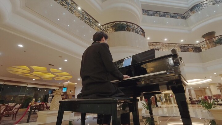 Memainkan Lagu Tema "Ultraman Ace" dengan Piano Hotel