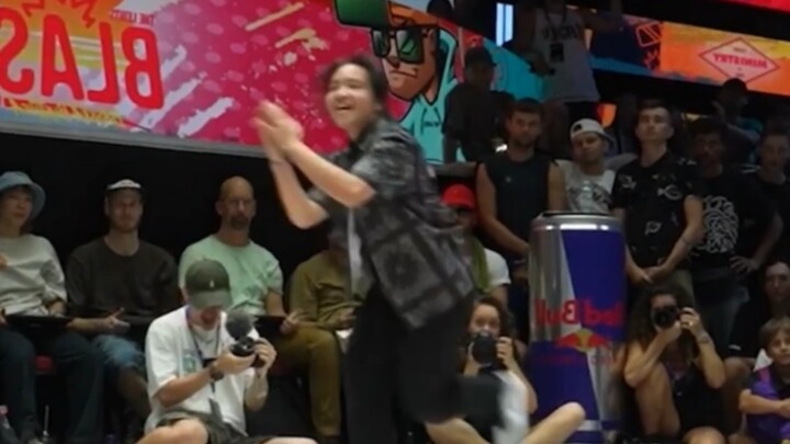 Một cô gái hip-hop 16 tuổi đến từ Hà Nam đã gây sốc cho khán giả với kỹ năng nhảy siêu phàm của mình