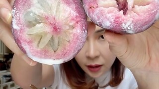 Sawo mangis..  rasanya sperti sawo bentuk nya manggis … lucu ya..