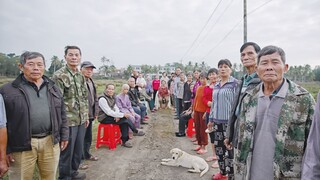 Khi trở về nhà vào dịp Tết Nguyên đán, một cảm giác áp bức ập đến ở cổng làng...