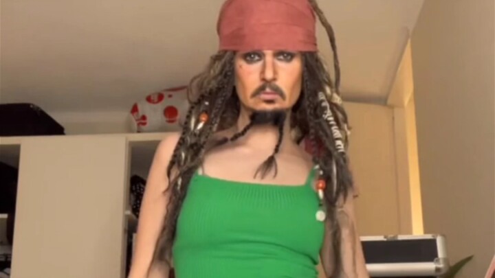 Gadis tiktok itu bercosplay Kapten Jack Sparrow dan bahkan menari pole dance