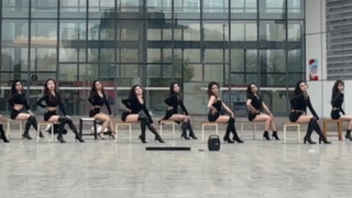 ใครจะต้านทานกลุ่มหญิงสาวสวยที่สวมรองเท้าส้นสูงได้ล่ะ? - โรดโชว์ทำให้ความฝันเกี่ยวกับรองเท้าส้นสูงกลา