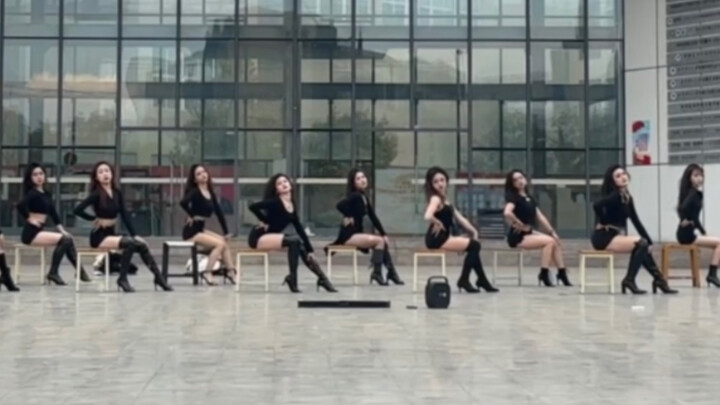 ใครจะต้านทานกลุ่มหญิงสาวสวยที่สวมรองเท้าส้นสูงได้ล่ะ? - โรดโชว์ทำให้ความฝันเกี่ยวกับรองเท้าส้นสูงกลา