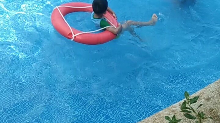 first swimming ng baby quh sa pool at subrang saya nya pati na din si mama thank you so much