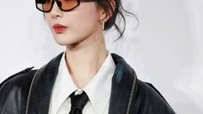 Yang Zi changed into a Warren dress and bag as she prepared to enter the Jiaren dinner