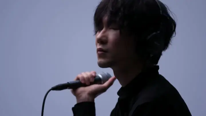 TK from 凛として時雨 sings "Unravel" live