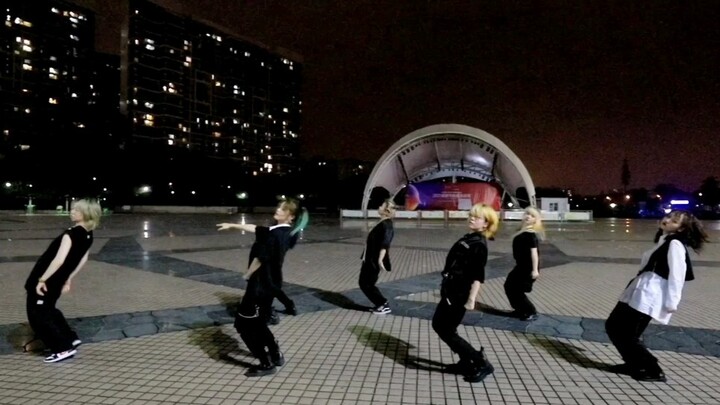 [Boss] Passionate boss dance in the square, the dark yellow lights are full of atmosphere