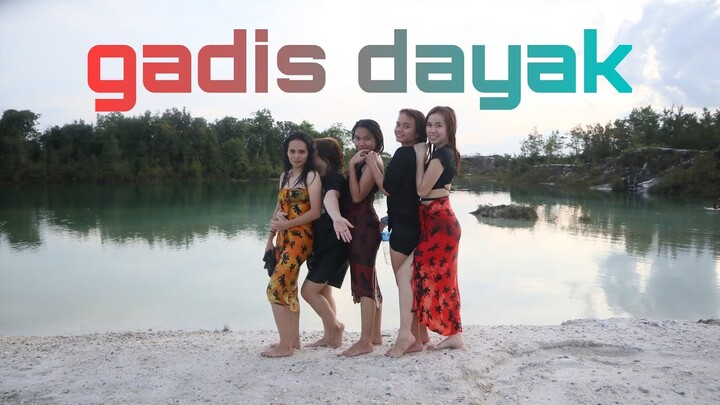 KECANTIKAN GADIS DAYAK SAAT MANDI DI DANAU YANG SANGAT JERNIH 😍