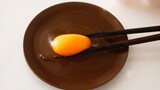 [Ẩm thực] Cách ăn trứng siêu cầu kỳ, còn phải mở đèn cho trứng?!