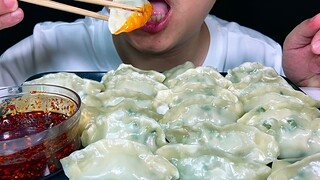 Eat and listen to steamed dumplings stuffed with leeks and meat!