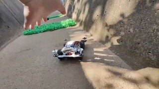 It turns out that the 4WD brothers chasing the 4WD car in the race is real