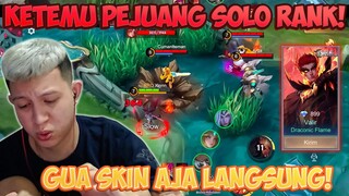 PEJUANG SOLO RANK INI GUA KASIH SKIN EPIC GRATIS KARENA BANTU GUA DI TIM ANEH INI !!