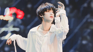 Sweet and lustful, the beautiful boy in white, Ding Chengxin, the Eastern Billboard, sang and danced