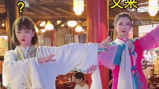 你看她们跳的多开心😃